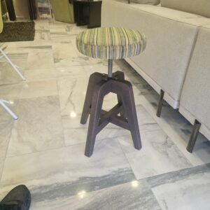 Σκαμπό περιστρεφόμενο και ανυψώνεται 2τμχ. από 200/τμχ.-120/τμχ.