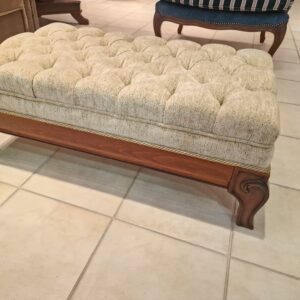 Προσφορά. Ταμπουρέ καπιτονέ κλασικό ,μασίφ ξύλο οξιάς δ.0,90*0,50 από 550-300